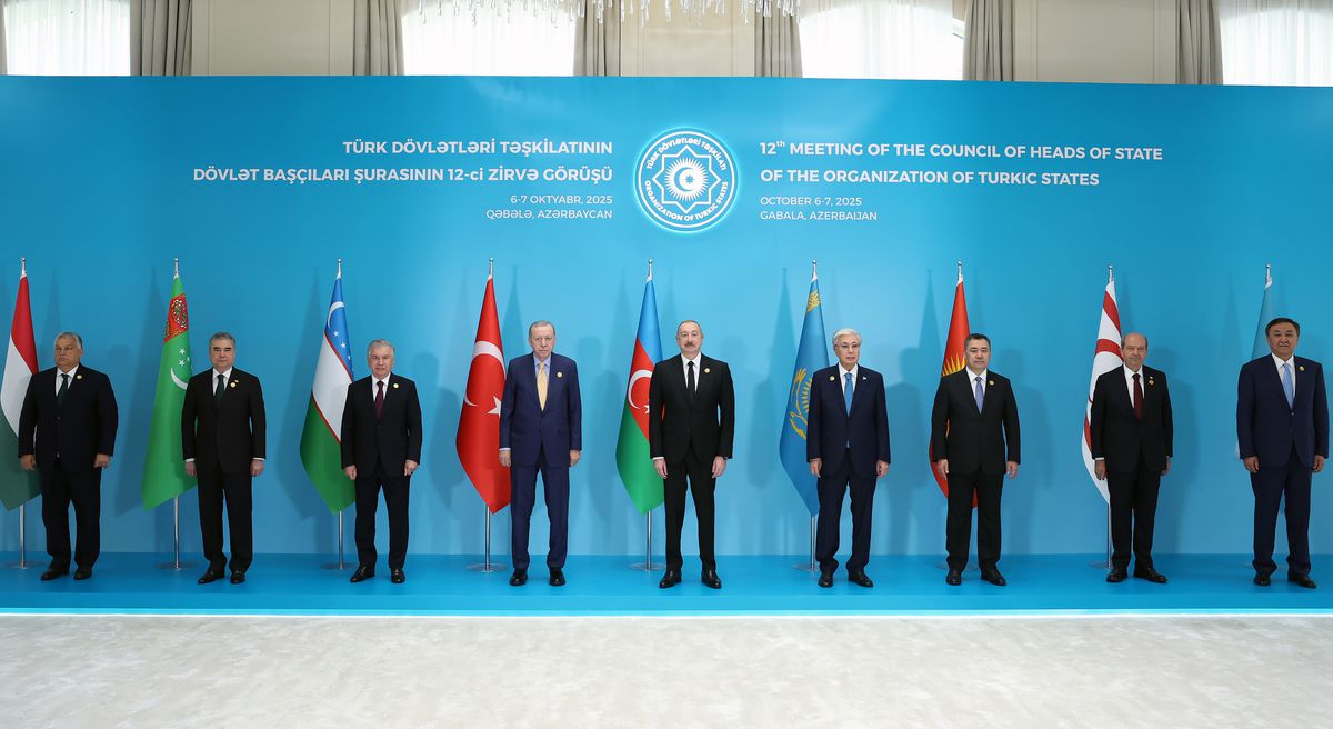 Cumhurbaşkanı Erdoğan, Türk Devletleri Teşkilatı 12'nci Zirvesi'nde aile fotoğrafı çekimine katıldı