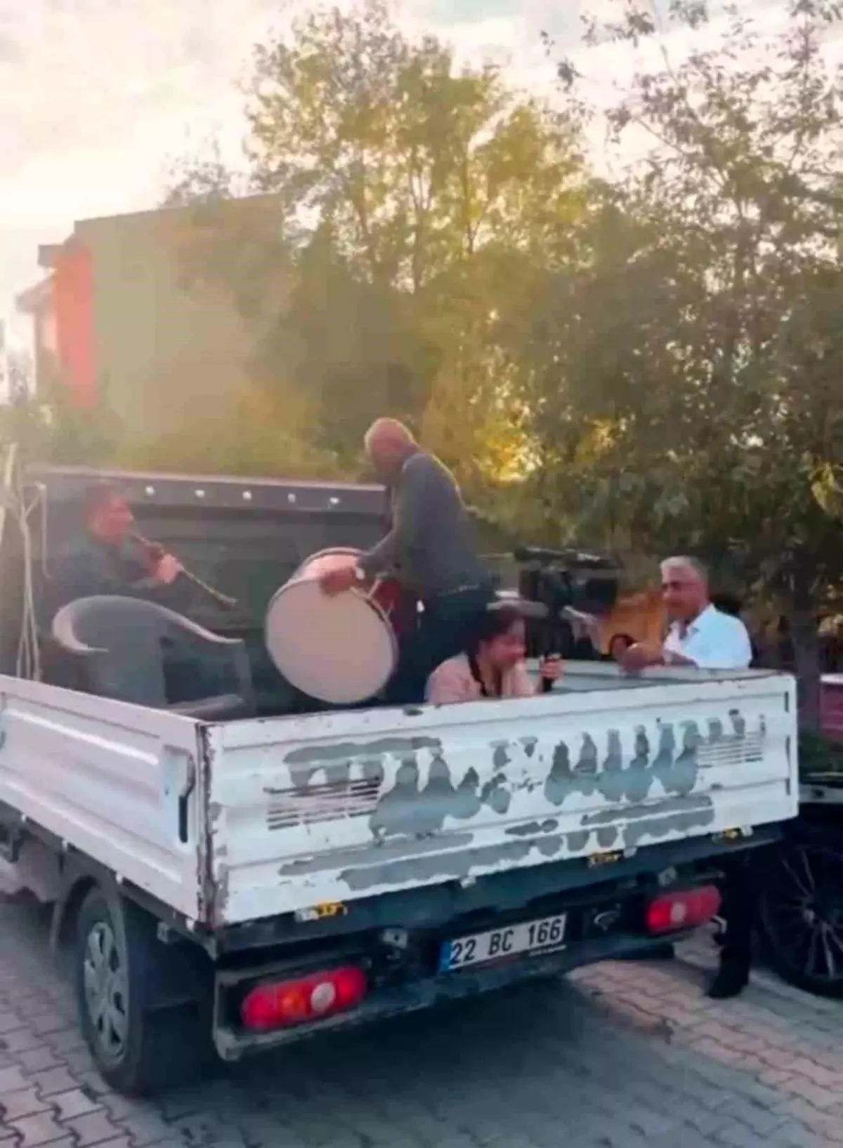 Edirne'de Düğün Konvoyunda Kamyonet Davulcuyu Düştürdü