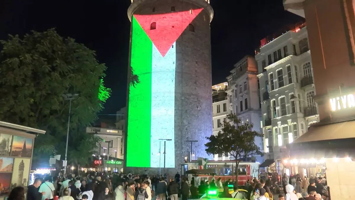 Galata Kulesi'ne Filistin Bayrağı Yansıtıldı