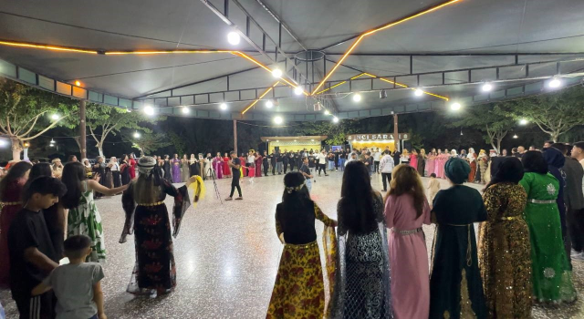 The bride and groom got engaged in different countries