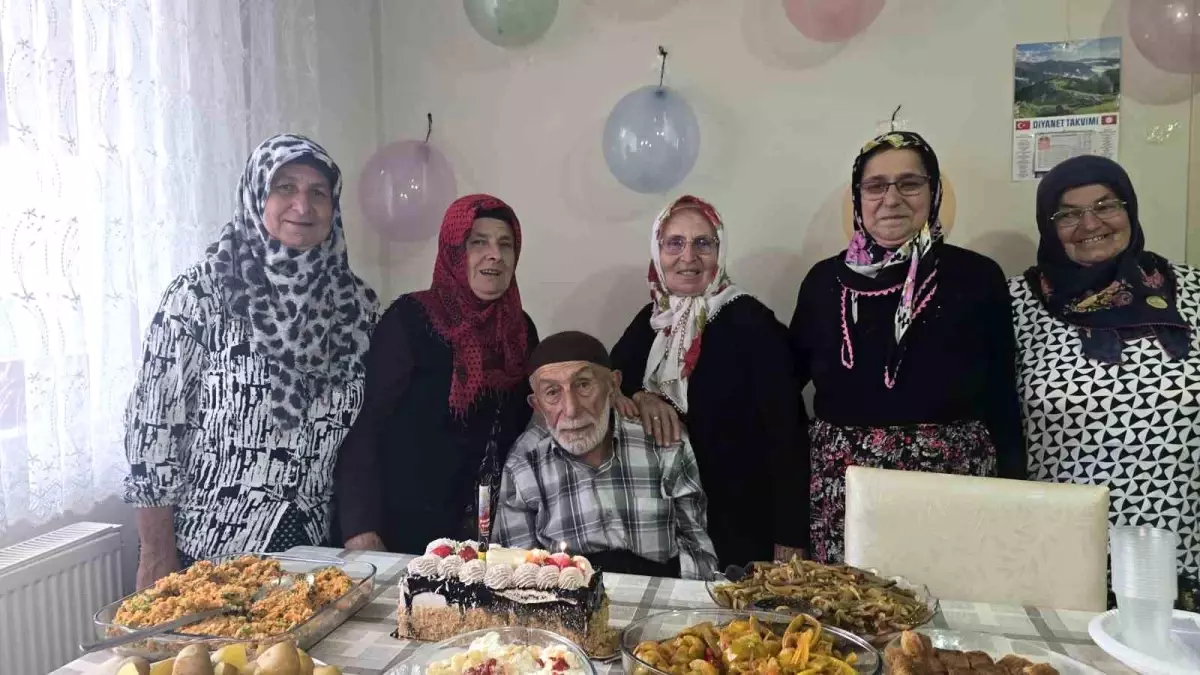 95 Yaşındaki Hacı Hasan Baş'a Torunlarından Şakalı Doğum Günü Kutlaması