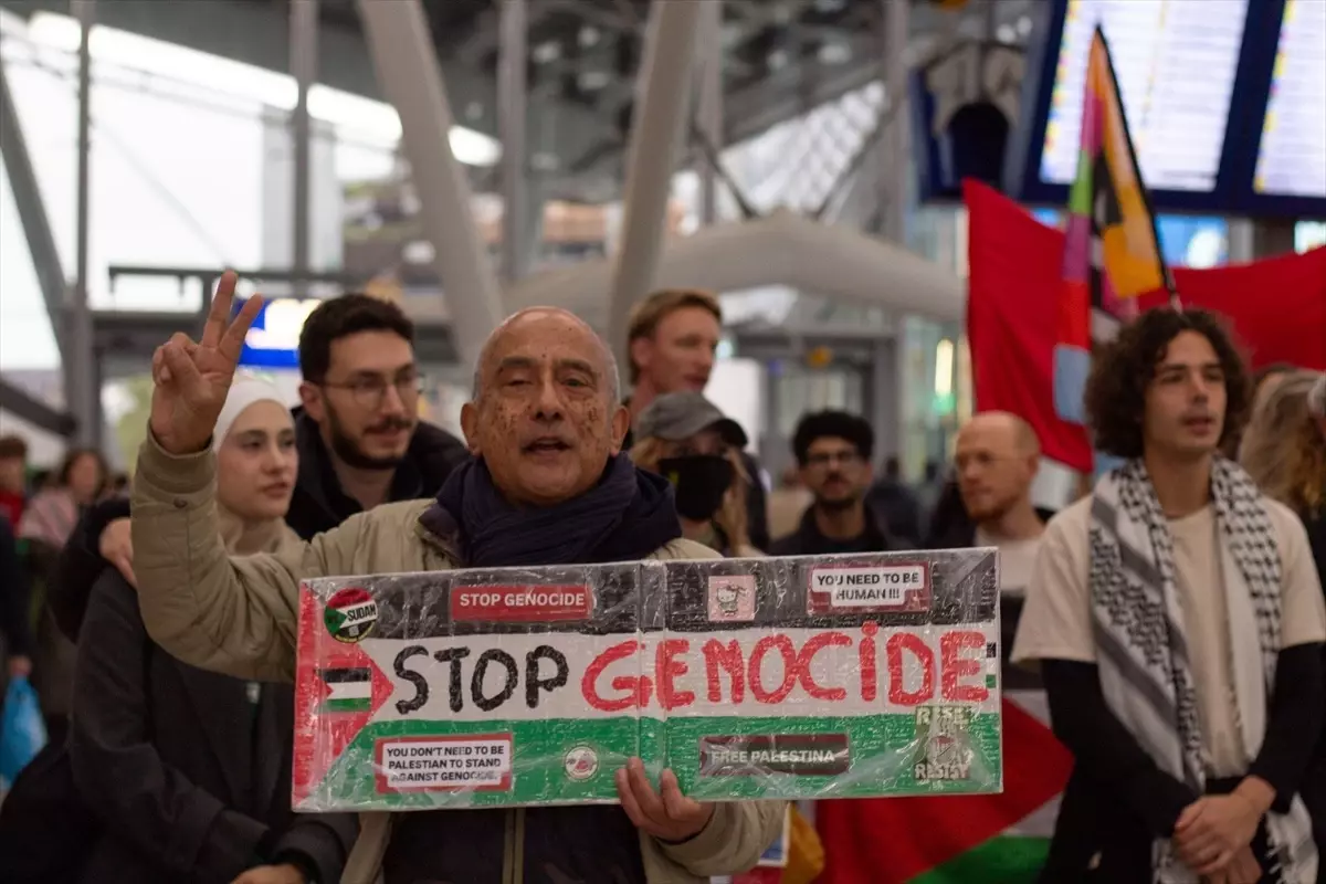 Hollanda'da Filistin'e Destek için Tren İstasyonlarında Eylem