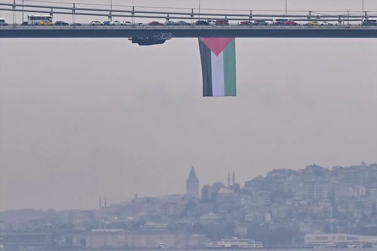 İstanbul Boğazı'ndaki köprülere Filistin'e destek için bayrak asıldı
