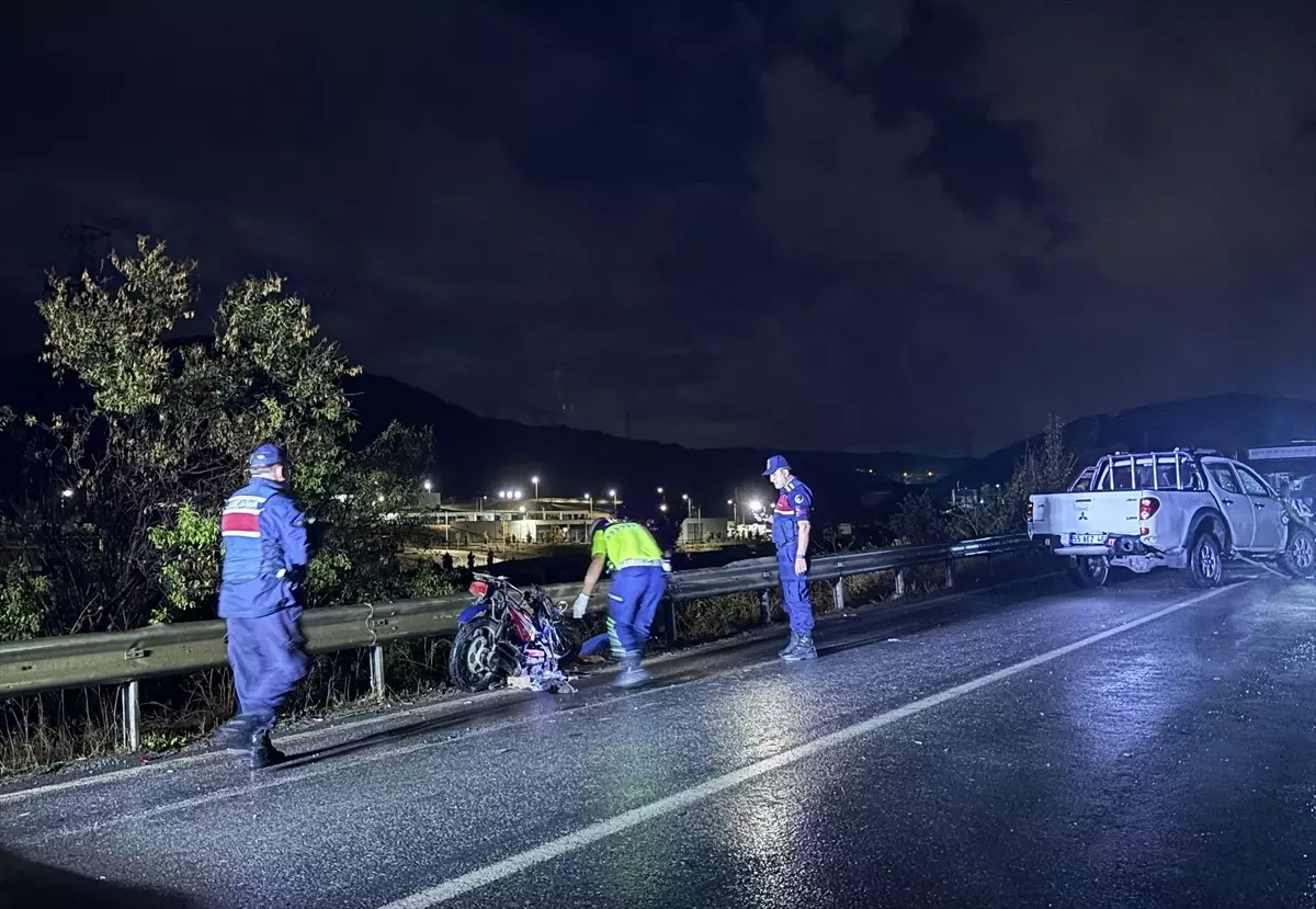 İzmir'de Pikap ile Elektrikli Bisiklet Çarpıştı: 1 Ölü, 1 Ağır Yaralı