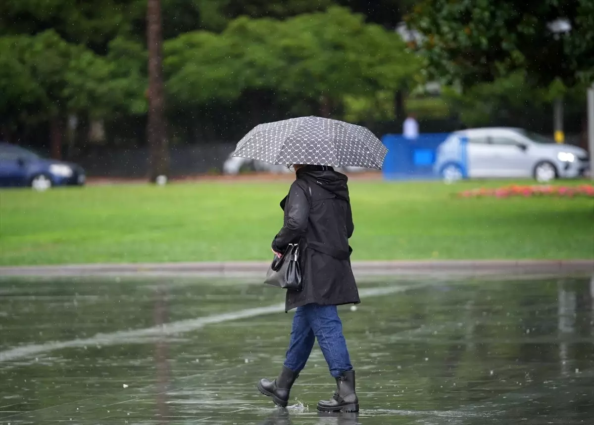 Dikili'de Sağanak Yağış Hayatı Olumsuz Etkiledi