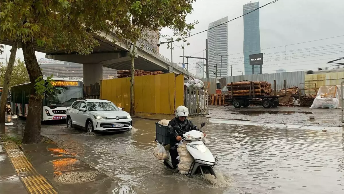 İzmir'de Sağanak Yağışlar Hayatı Olumsuz Etkiliyor