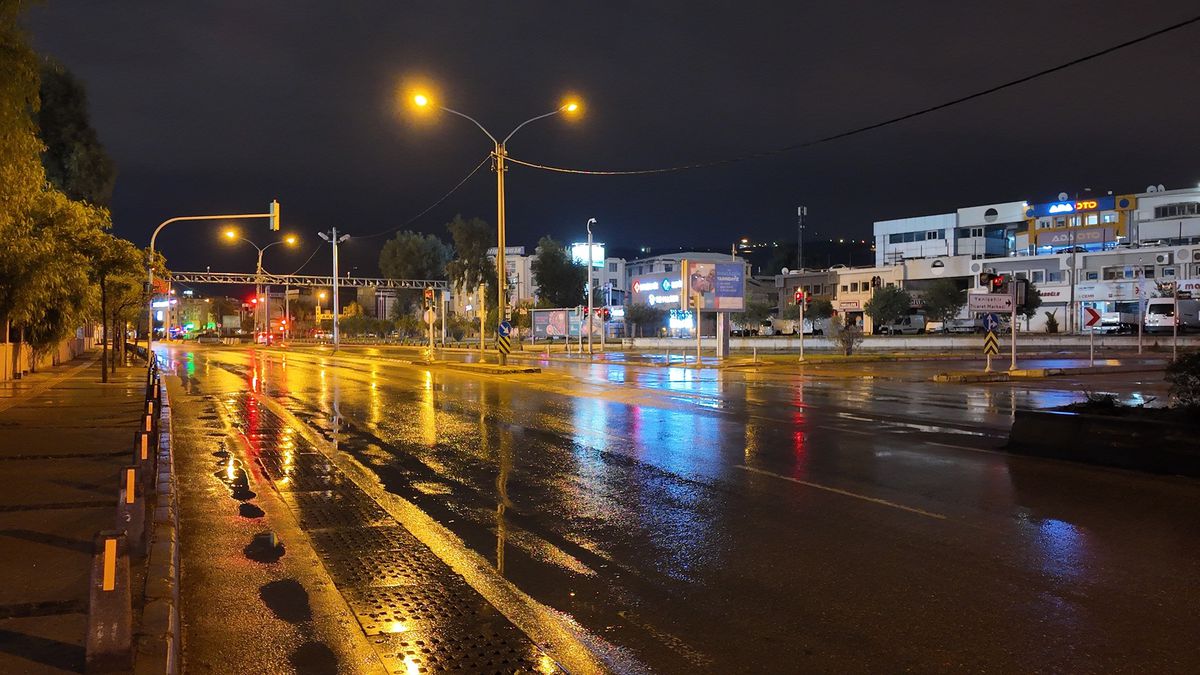 İzmir'de Akşam Saatlerinde Sağanak Yağış