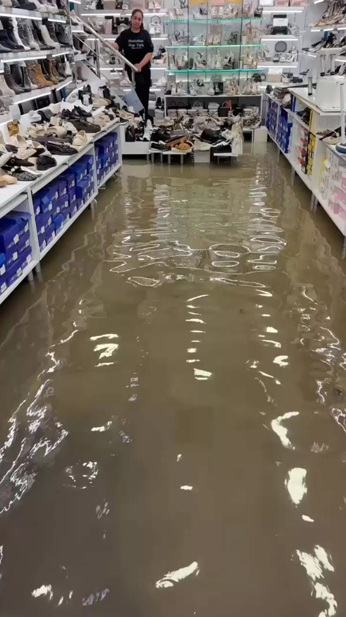 İzmir'de sağanak yağış hayatı olumsuz etkiledi
