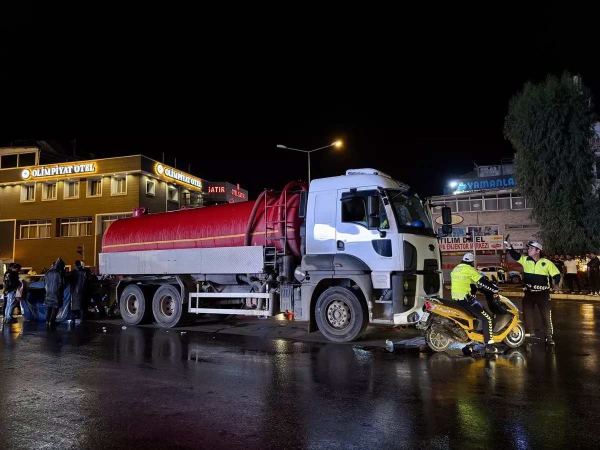 V İzmirju v trčenju motornega kolesa in cisterne umrl voznik
