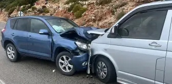 Antalya'da İki Araç Çarpıştı: İki Yaralı