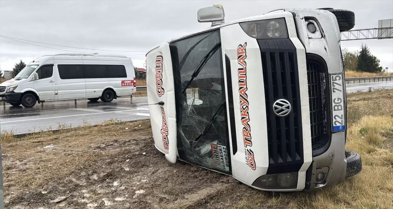 Kırklareli'nin Babaeski ilçesinde yolcu minibüsü devrildi, 7 yaralı