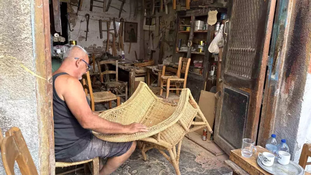 KKTC'de yaşayan 66 yaşındaki Öke, hasır iskemle geleneğini sürdürüyor