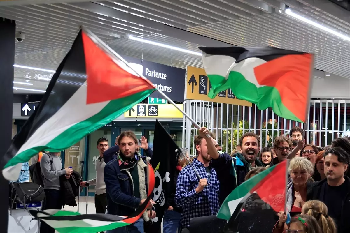Küresel Sumud Filosu'nda İsrail tarafından alıkonulan 7 İtalyan aktivist daha Roma'ya döndü