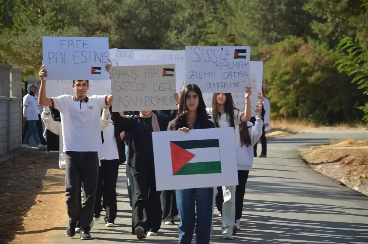 Muş'ta Öğrenciler, Gazze İçin Yürüyüş Düzenledi
