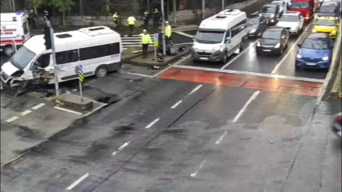 Sarıyer'de Servis Minibüsü Kaza Yaptı: 2 Yaralı