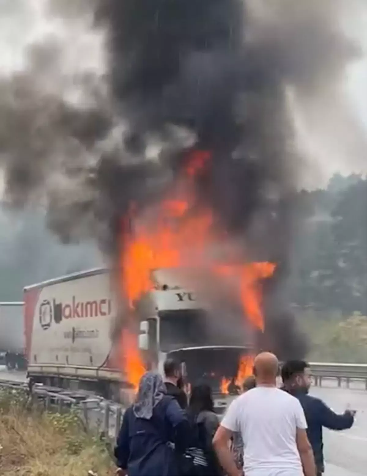 Bursa'da TIR Yangını: İtfaiye Ekipleri Olay Yerinde