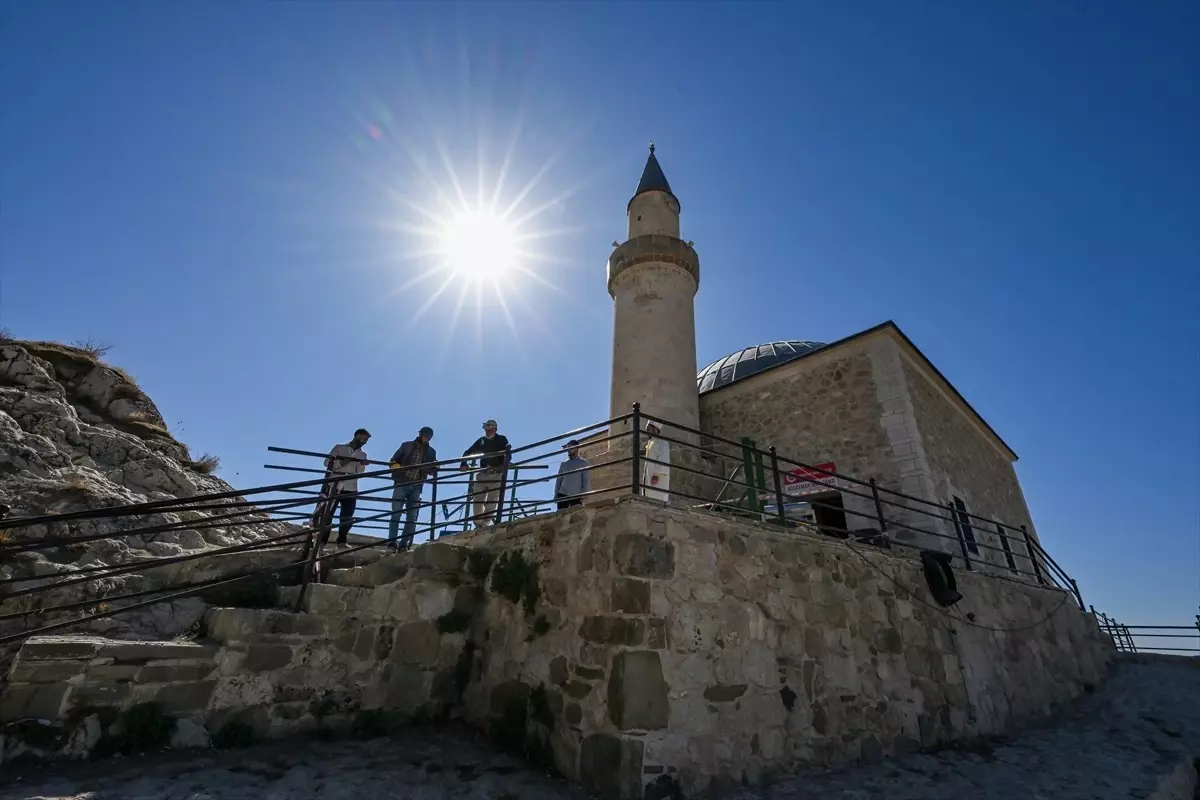 Süleyman Han Cami, Van Kalesi'nin zirvesinde ziyaretçilerini ağırlıyor