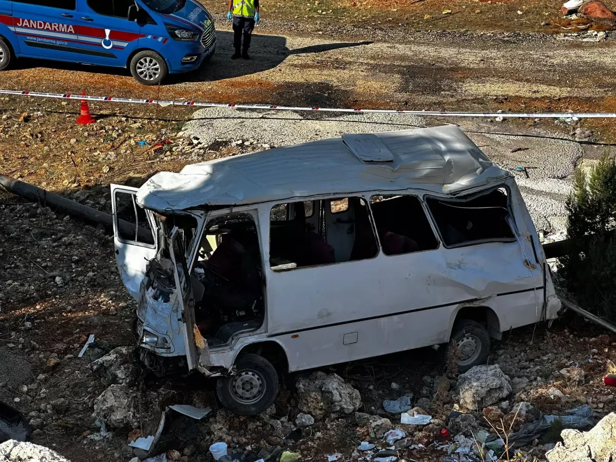 Mersin'de Tarım İşçilerini Taşıyan Minibüs Kaza Yaptı: 4 Ölü, 14 Yaralı