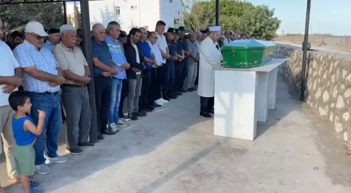 Mersin'de İşçi Cenazesi Toprağa Verildi