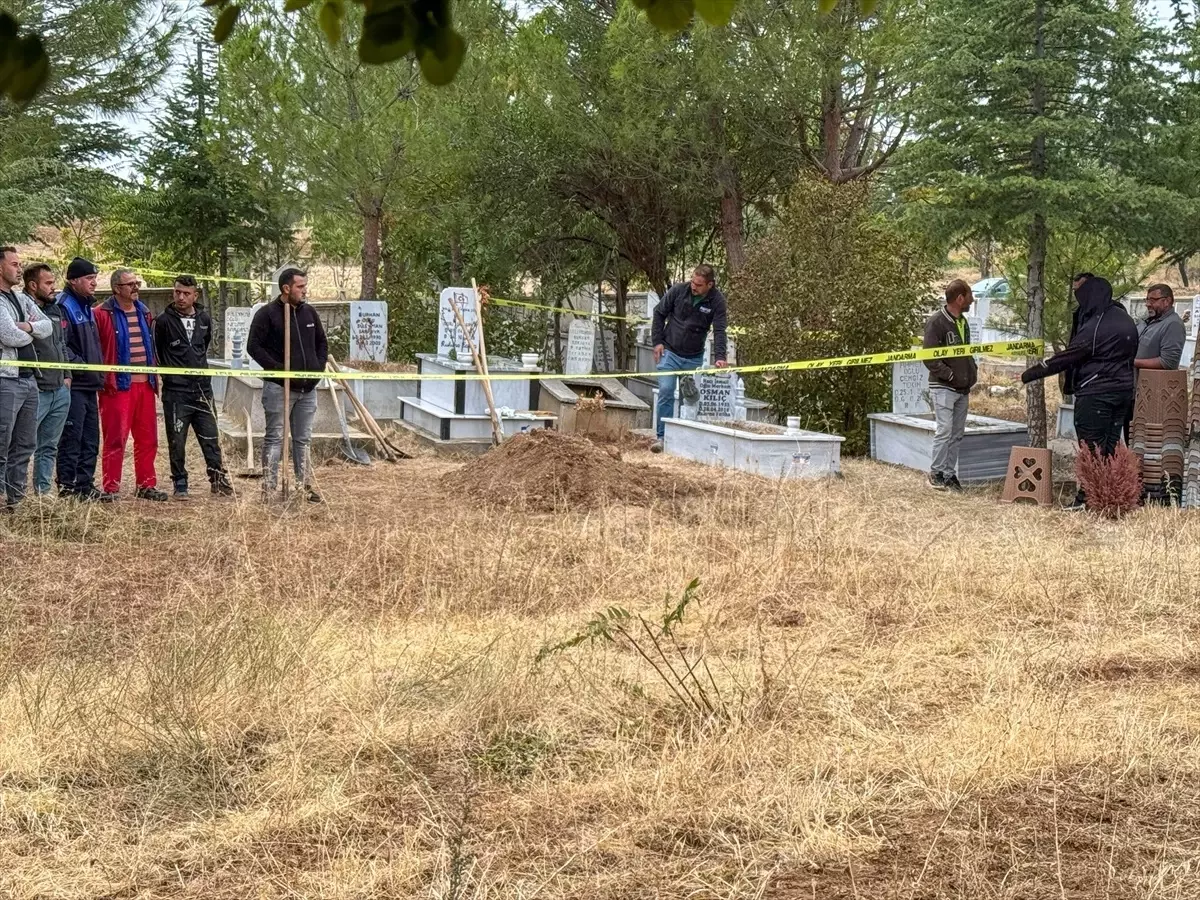 Uşak'ta Yanlışlıkla Defnedilen Cenaze Mezardan Çıkarılarak Aileye Teslim Edildi