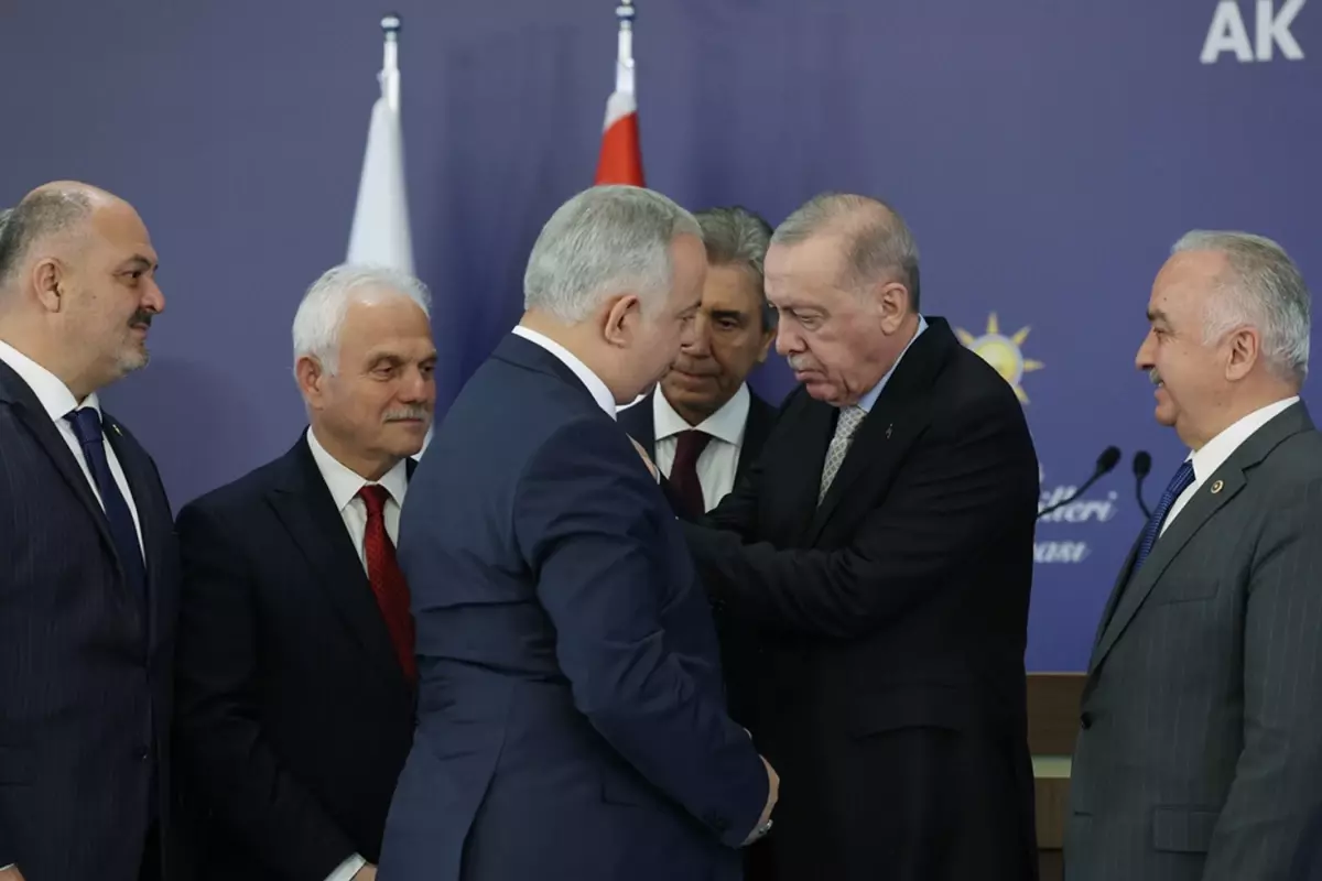 7 belediye başkanı AK Parti&apos;ye katıldı! Erdoğan rozetlerini bizzat taktı