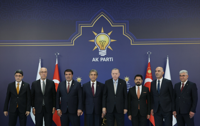 7 mayors joined the AK Party! Erdoğan personally pinned the badges