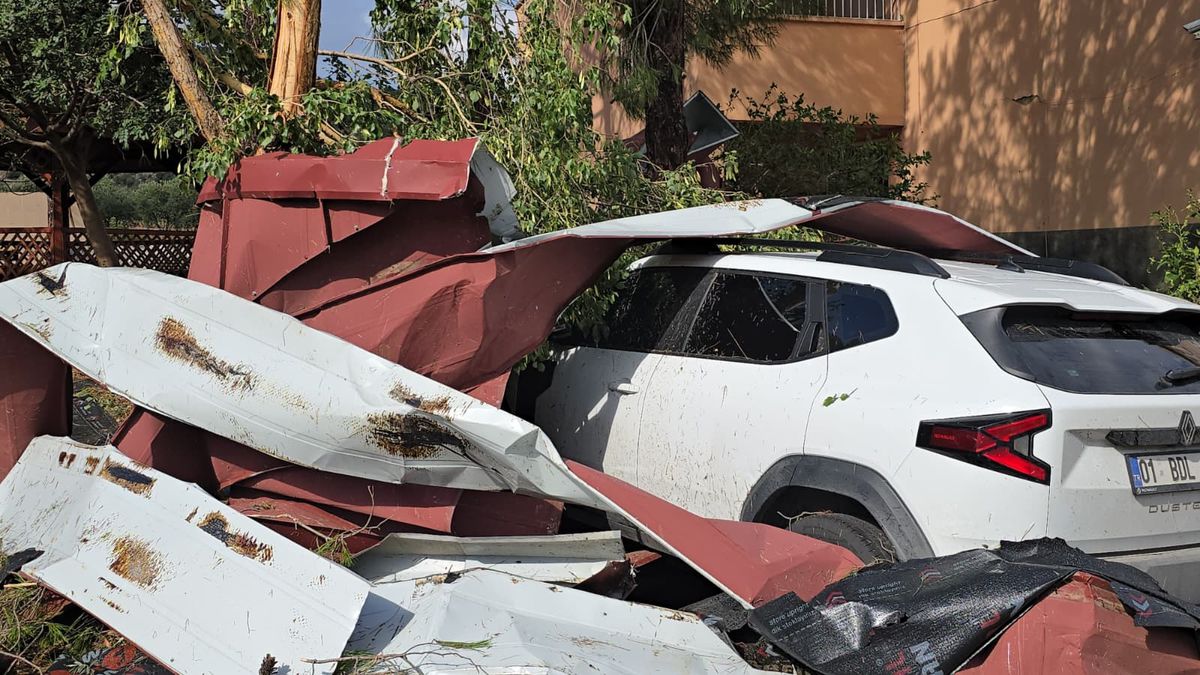 Adana'da Fırtına İki Okulun Çatısını Uçurdu