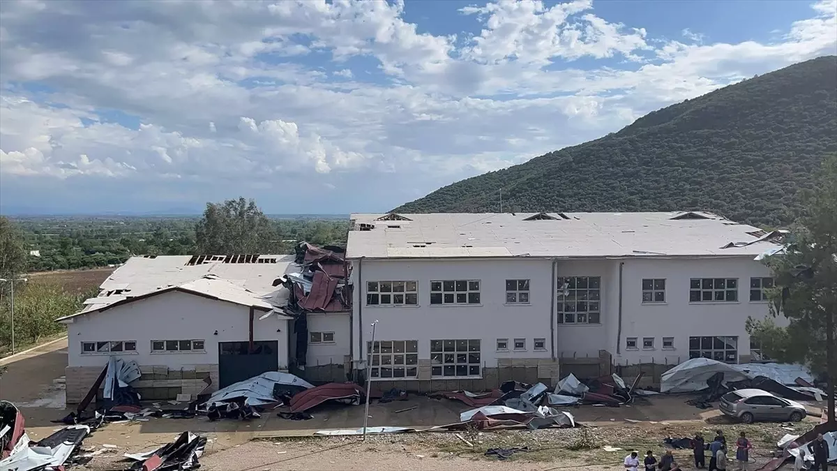 Kozan'da Fırtına Okul Çatısını Uçurdu, Araçlar Zarar Gördü