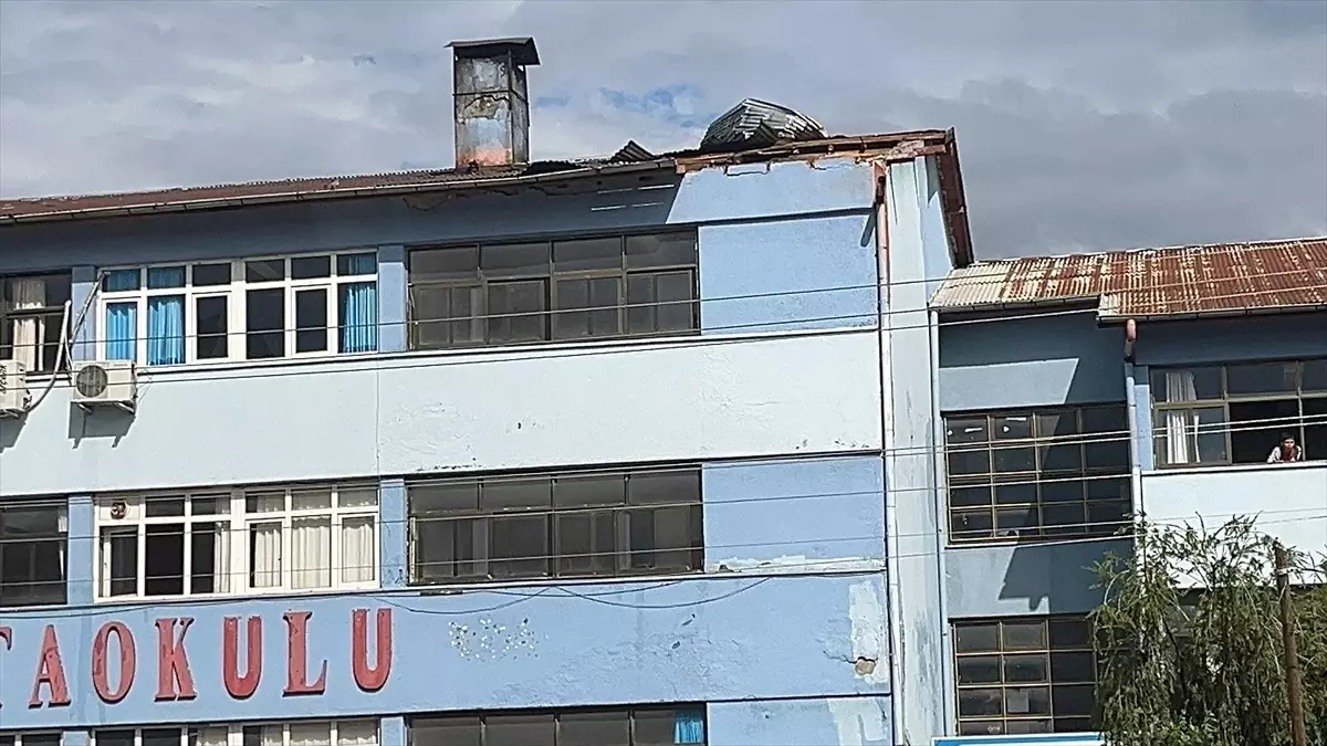 Adana'da şiddetli rüzgar okulun çatısının bir kısmını uçurdu