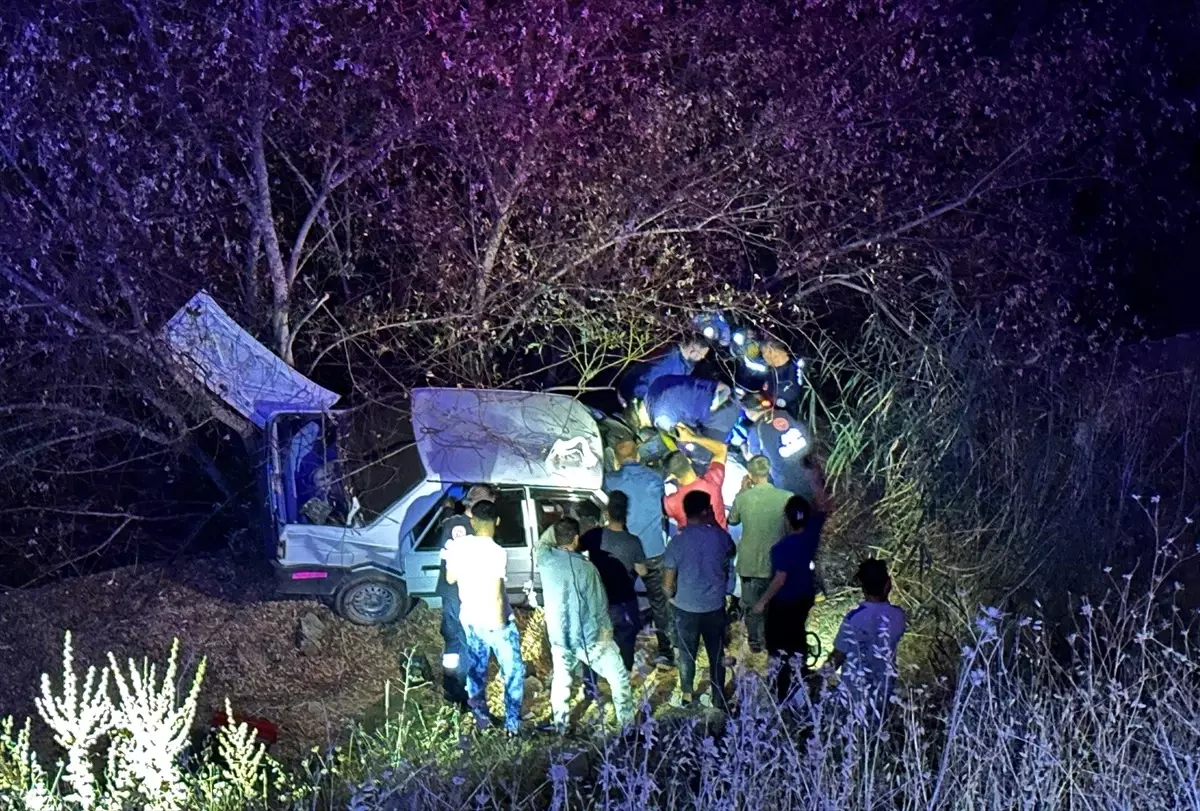 Adıyaman'da Şarampole Devrilen Araçta 2 Ağır Yaralı