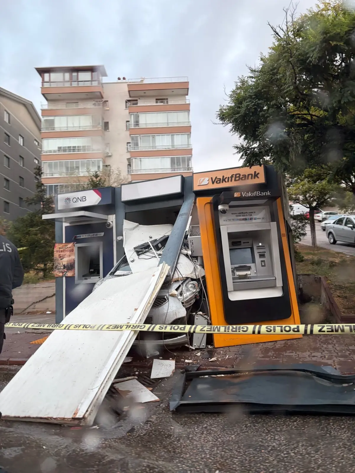 Yağmur Nedeniyle ATM'ye Giren Araçta Sürücü Yaralandı