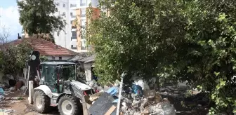 Antalya'da 8 Müstakil Evden Tonlarca Çöp Çıkartıldı