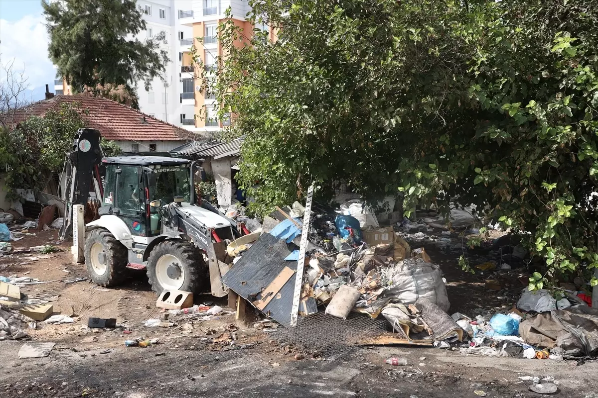 Antalya'da 8 Müstakil Evden Tonlarca Çöp Çıkartıldı