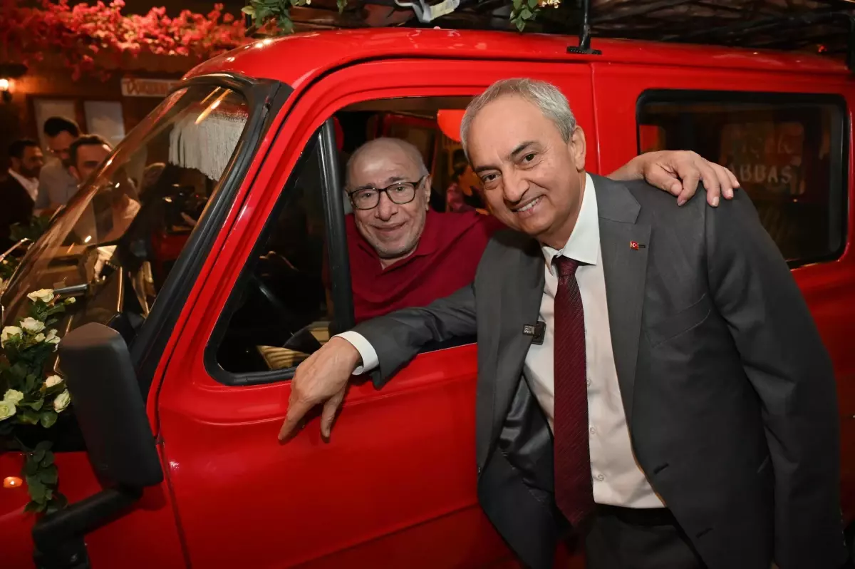 İlyas Salman, 'Çiçek Abbas' Minibüsü ile Anılarını Yeniledi