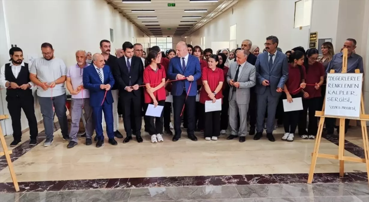 Diyarbakır'da 'Değerlerle Renklenen Kalpler' Sergisi Açıldı