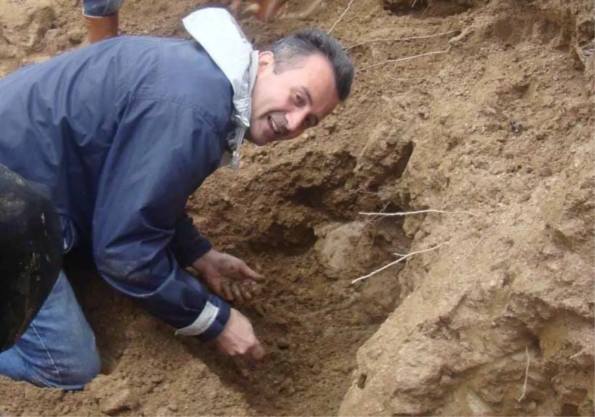 Doğadan topladığı taşları 40 yıldır işleyip, takıya dönüştürüyor