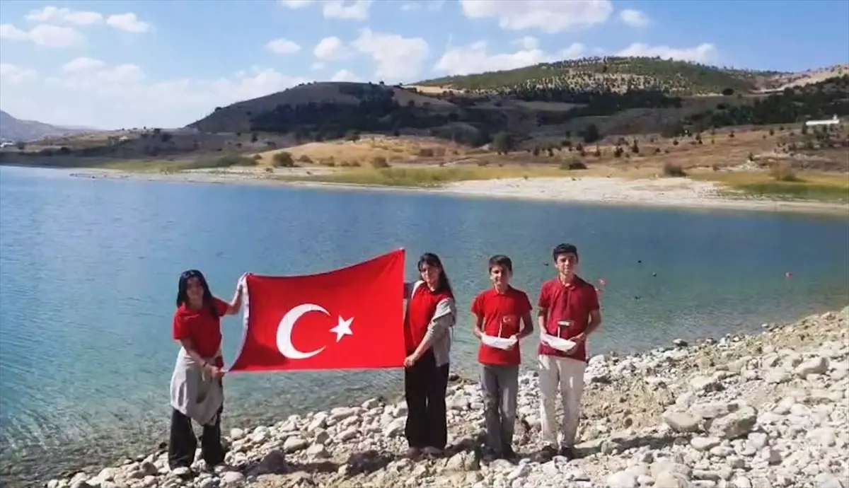 Elazığlı Öğrenciler Gazze'ye Destek İçin Kağıttan Gemiler Yüzdürdü