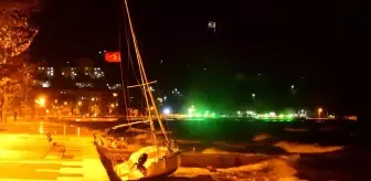 Erdek'te Fırtına Sebebiyle Tekneler Kıyıya Vurdu