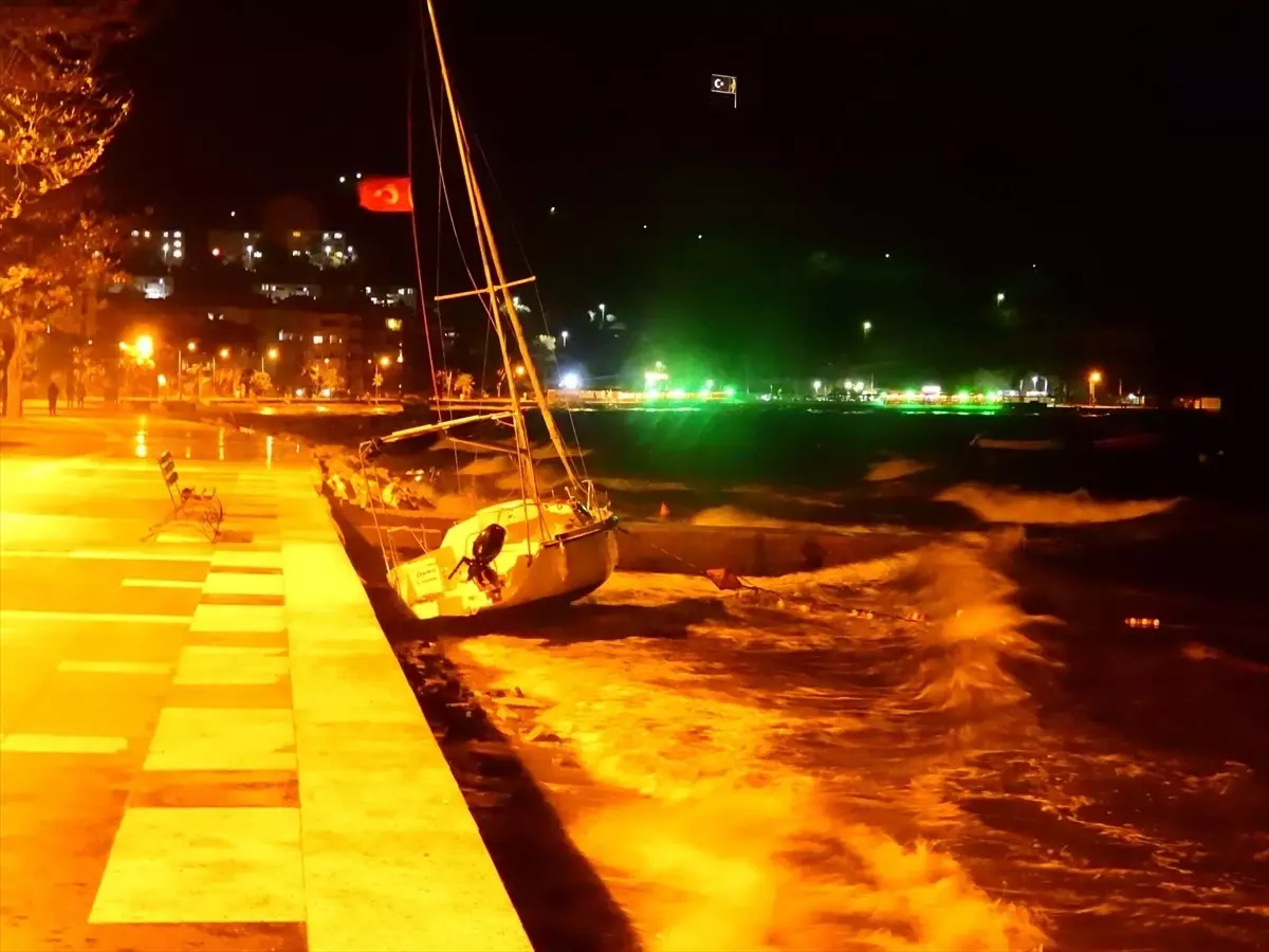 Erdek'te Fırtına Sebebiyle Tekneler Kıyıya Vurdu