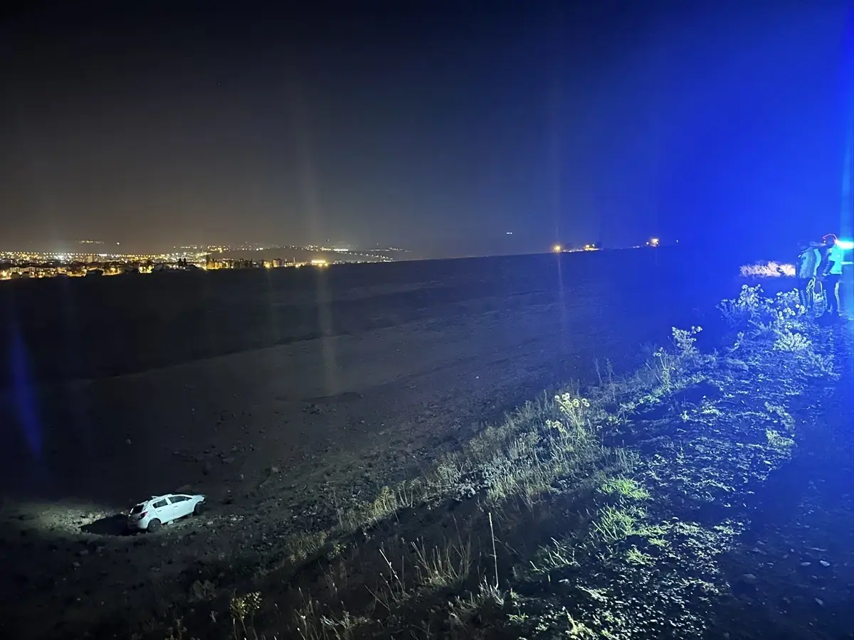 Erzurum'da Otomobil Şarampole Yuvarlandı: 2 Yaralı