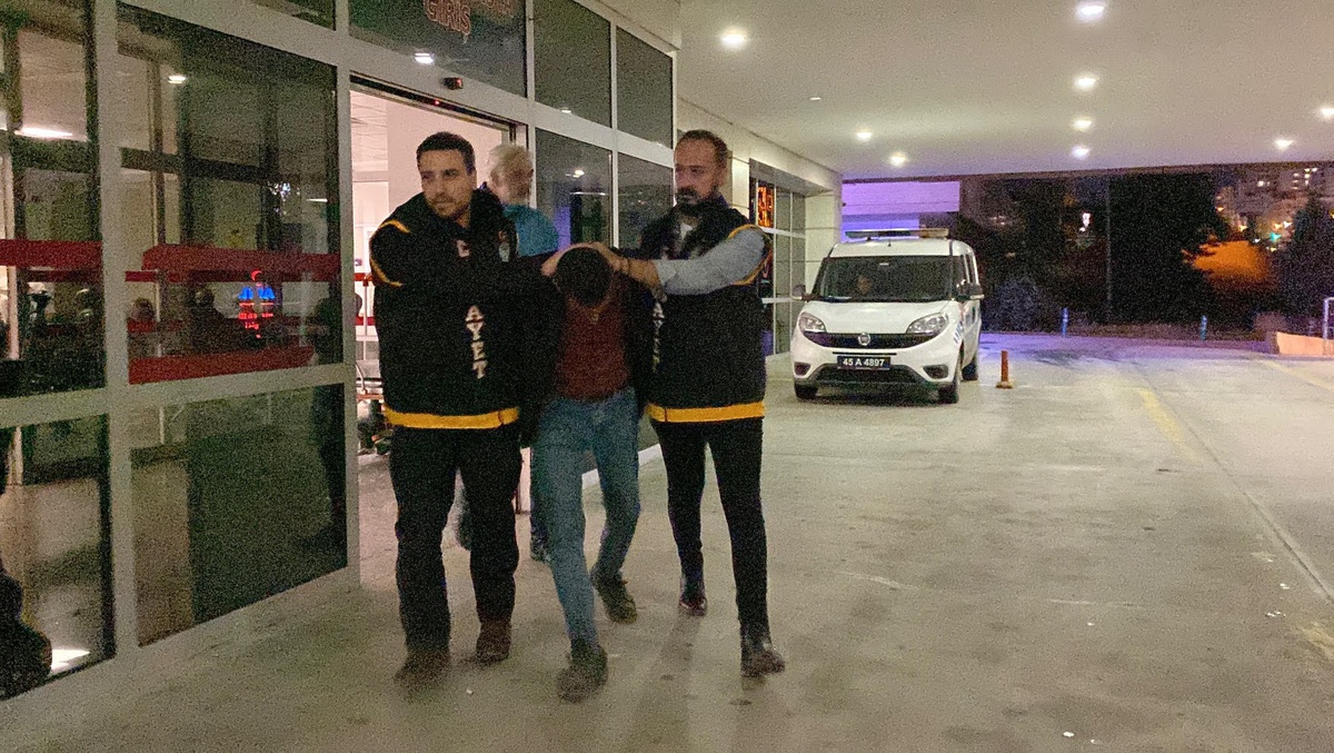 Eski Eşine ve Yanındakine Bıçakla Saldırdı