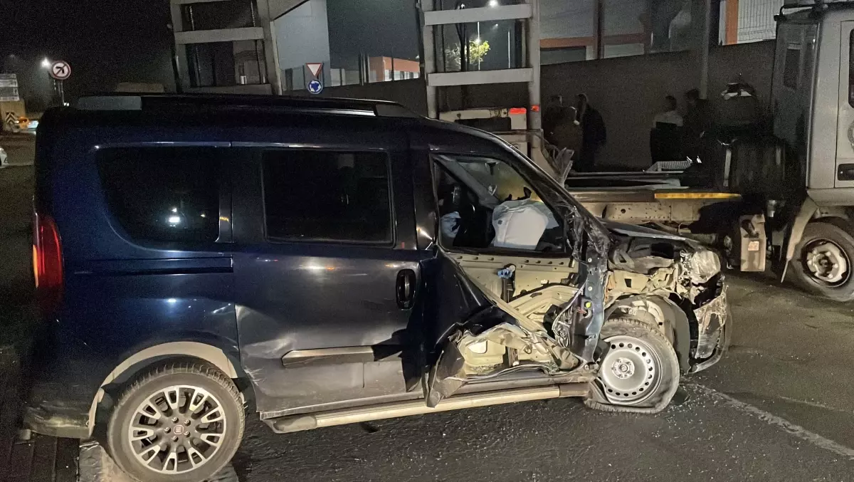 Sarıyer'de TIR'a Çarpan Sürücü Olay Yerinden Kaçtı