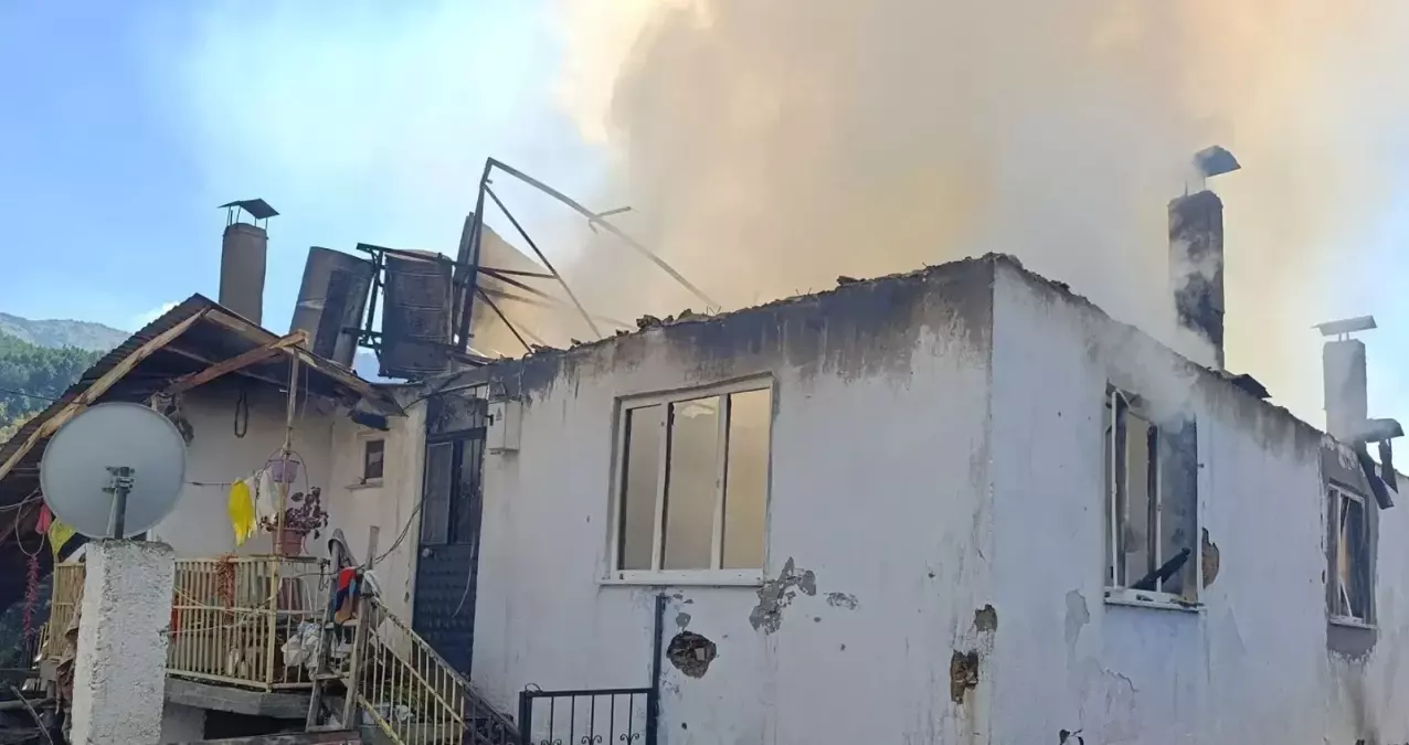 Kütahya'da Kardeşlerin Ahşap Evlerinde Yangın Çıktı