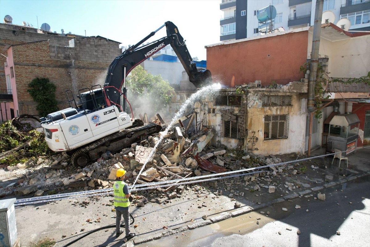 Mersin'de Metruk Evlerin Yıkımına Devam Edildi