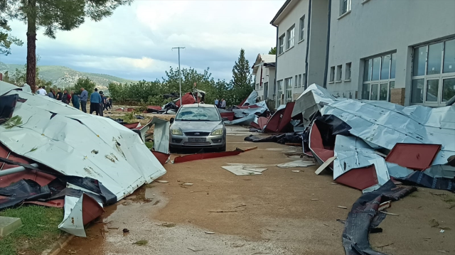 The roof of the school was blown off while students were in class! Education was suspended for 2 days