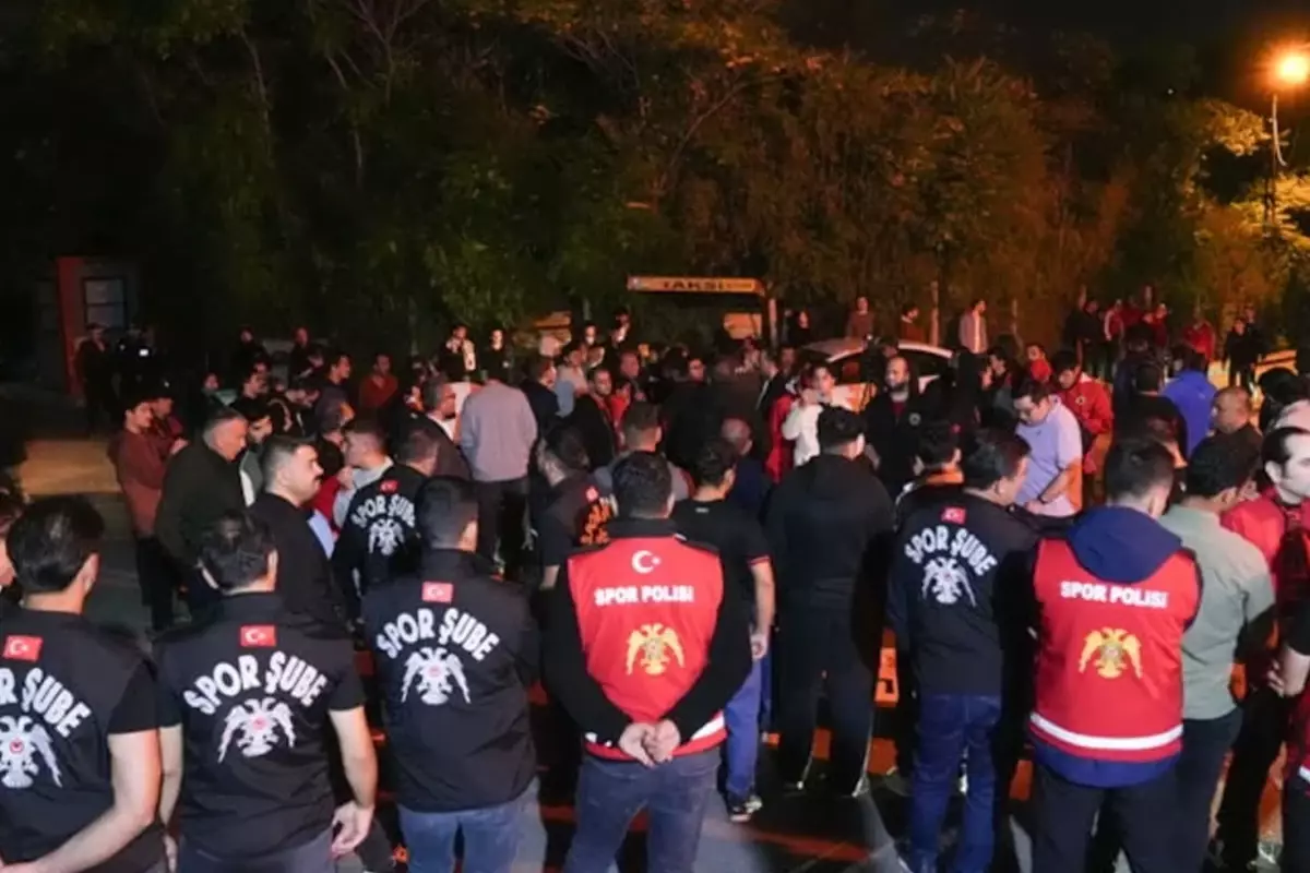 Süper Lig ekibi karıştı! Taraftarlar tesisi bastı
