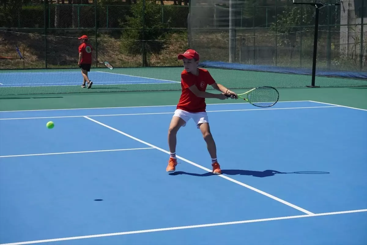 Kaymakam Adem Kaya'nın Çaycuma'ya Kazandırdığı Tenis Kortları Gençleri Spora Yönlendiriyor