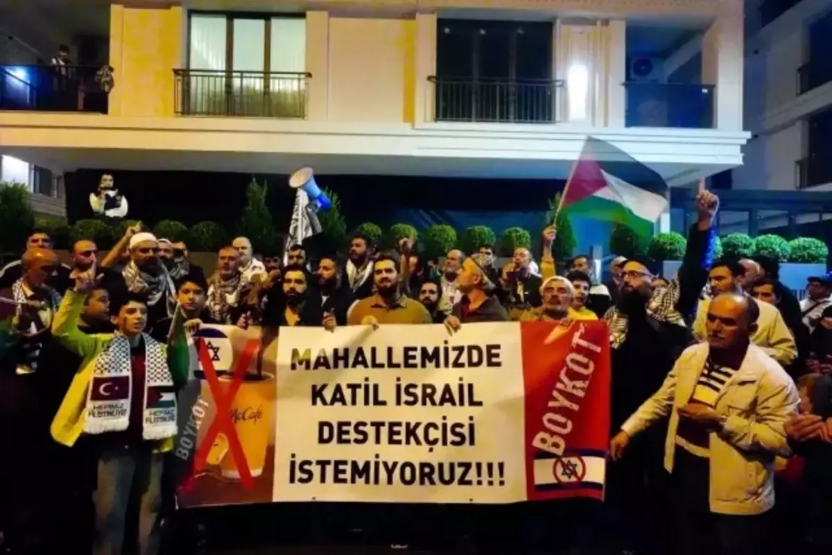 Üsküdar'da McDonald's protestosu: Mahallemizde Yahudi sermayesi istemiyoruz
