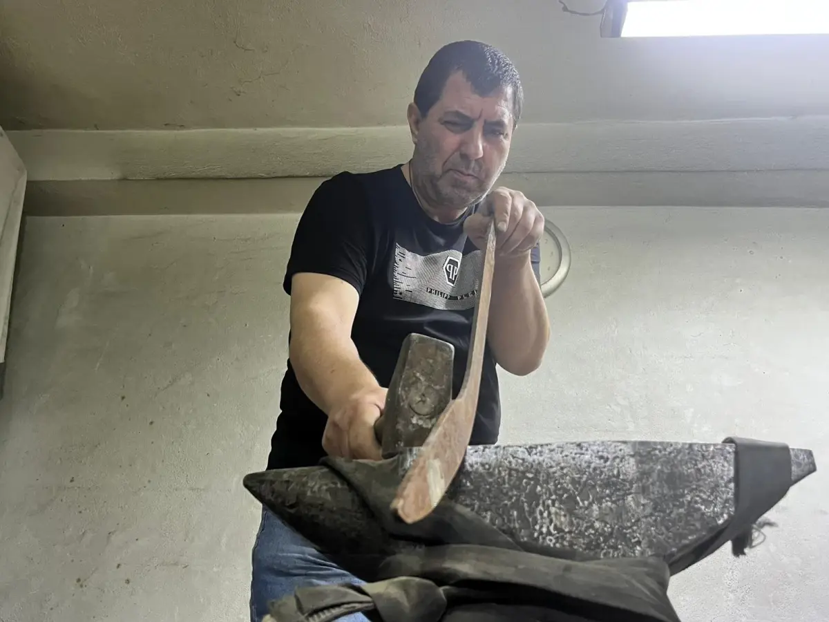 Bursa'da El Yapımı Kılıç Geleneği Yaşatılıyor