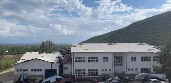 Kozan'da Fırtına Okul Çatısını Uçurdu, Araçlara Zarar Verdi